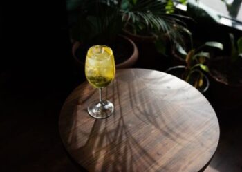 Round Cocktail Table Guide Style, Size, Height and Tips