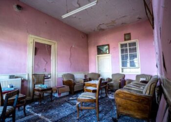 Circular Cracks in Ceiling Causes, What They Mean & When to Worry